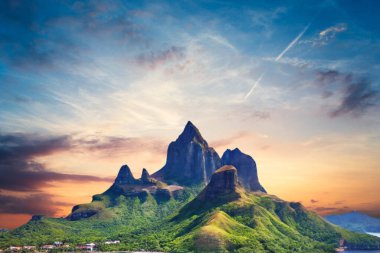 Korsika Körfezi üzerindeki güzel günbatımı manzarası, Fransa. yüksek kaliteli fotoğraf