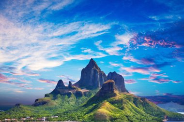 Tropik adalarda gün batımı. Palawan, Filipinler 'deki sahilin güzel manzarası.