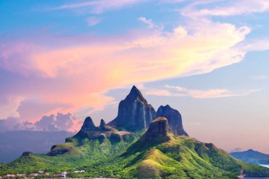 Tropik adalarda gün batımı. Palawan, Filipinler 'deki sahilin güzel manzarası.