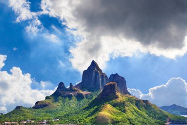Tropik adalarda gün batımı. Palawan, Filipinler 'deki sahilin güzel manzarası.