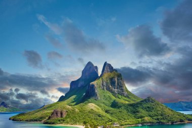 Tropik adalarda gün batımı. Palawan, Filipinler 'deki sahilin güzel manzarası.