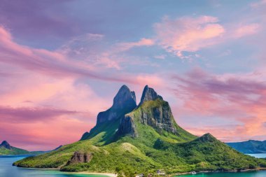 Tropik adalarda gün batımı. Palawan, Filipinler 'deki sahilin güzel manzarası.