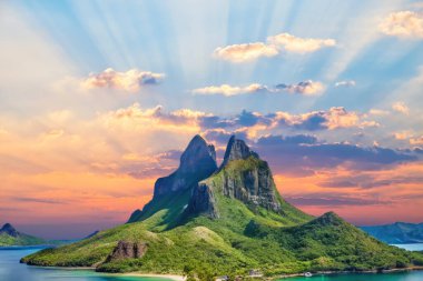 Tropik adalarda gün batımı. Palawan, Filipinler 'deki sahilin güzel manzarası.