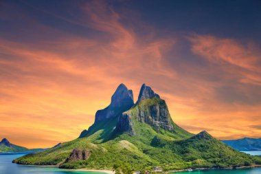 Tropik adalarda gün batımı. Palawan, Filipinler 'deki sahilin güzel manzarası.