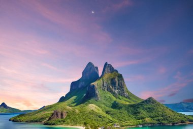 Tropik adalarda gün batımı. Palawan, Filipinler 'deki sahilin güzel manzarası.