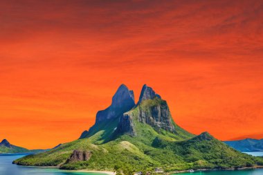 Tropik adalarda gün batımı. Palawan, Filipinler 'deki sahilin güzel manzarası.