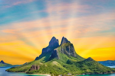 Tropik adalarda gün batımı. Palawan, Filipinler 'deki sahilin güzel manzarası.