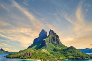 Tropik adalarda gün batımı. Palawan, Filipinler 'deki sahilin güzel manzarası.
