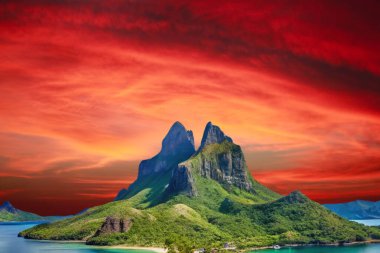 Tropik adalarda gün batımı. Palawan, Filipinler 'deki sahilin güzel manzarası.