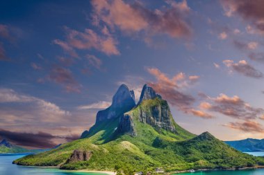 Tropik adalarda gün batımı. Palawan, Filipinler 'deki sahilin güzel manzarası.