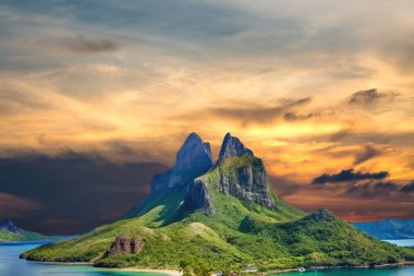 Tropik adalarda gün batımı. Palawan, Filipinler 'deki sahilin güzel manzarası.