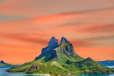 Tropik adalarda gün batımı. Palawan, Filipinler 'deki sahilin güzel manzarası.
