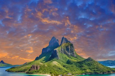 Tropik adalarda gün batımı. Palawan, Filipinler 'deki sahilin güzel manzarası.