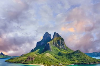 Tropik adalarda gün batımı. Palawan, Filipinler 'deki sahilin güzel manzarası.