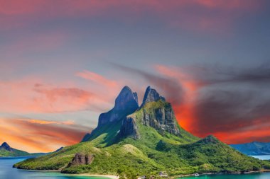 Tropik adalarda gün batımı. Palawan, Filipinler 'deki sahilin güzel manzarası.