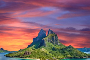 Tropik adalarda gün batımı. Palawan, Filipinler 'deki sahilin güzel manzarası.