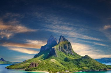 Tropik adalarda gün batımı. Palawan, Filipinler 'deki sahilin güzel manzarası.