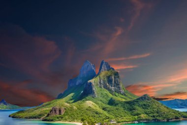 Tropik adalarda gün batımı. Palawan, Filipinler 'deki sahilin güzel manzarası.