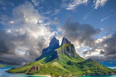 Tropik adalarda gün batımı. Palawan, Filipinler 'deki sahilin güzel manzarası.