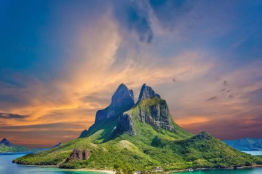 Tropik adalarda gün batımı. Palawan, Filipinler 'deki sahilin güzel manzarası.