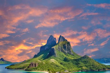 Tropik adalarda gün batımı. Palawan, Filipinler 'deki sahilin güzel manzarası.