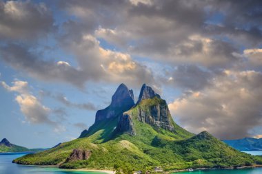 Tropik adalarda gün batımı. Palawan, Filipinler 'deki sahilin güzel manzarası.
