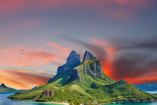Tropik adalarda gün batımı. Palawan, Filipinler 'deki sahilin güzel manzarası.