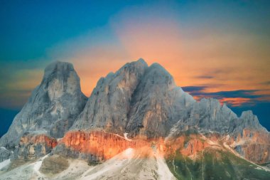 Dağlarda güzel bir gün batımı