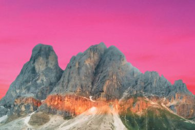 İtalyan Dolomitlerinde gün batımı