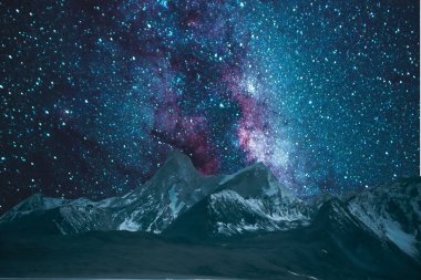 Güzel dağ manzarası. Samanyolu ve yıldızlarla seyahat kavramı.