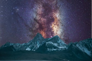 Samanyolu ve yıldızlı gökyüzü ile güzel dağ manzarası