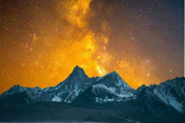 Dağları ve bulutları olan güzel bir manzara