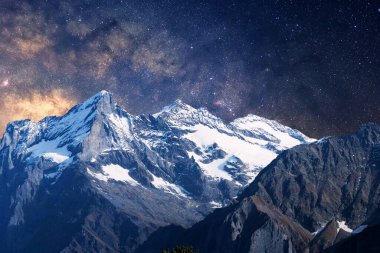 Yıldız ile gece dağ manzarası