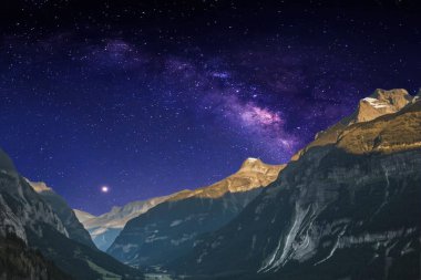 Güzel Samanyolu ile yıldızlı gece gökyüzü