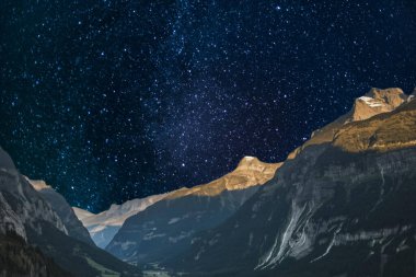 Samanyolu gece bir dağ sırasının üzerinde