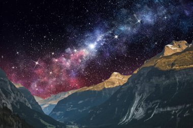 Yıldızlı ve dağlı gece göğü