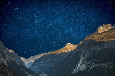 Dağlarda yıldızlarla gece gökyüzü