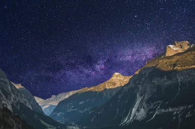 Samanyolu ve gece gökyüzündeki yıldızlar