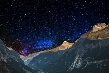 Karpatlar 'ın dağlarında gece yıldızlı gökyüzü