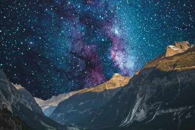 Yıldızlı ve aylı güzel gece gökyüzü