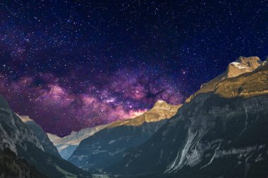 Samanyolu ve dağdaki yıldızlar