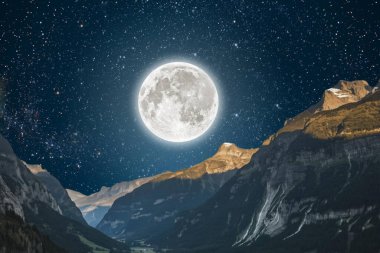 Gece gökyüzünde ay, yıldızlar