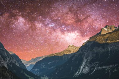 Samanyolu ile gece manzarası yıldızlı dağda