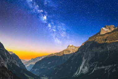 Yıldızlı ve samanyolu gece gökyüzü