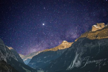 Yıldızlı ve bulutlu güzel gece gökyüzü