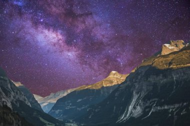 Yıldızlı ve aylı güzel gece manzarası