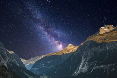 Yıldızlı ve samanyolu güzel gece gökyüzü