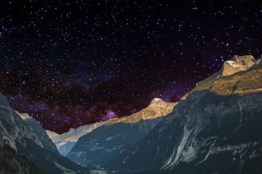 Güzel bir dağın gece manzarası