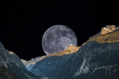 Dağ manzaralı gece manzarası