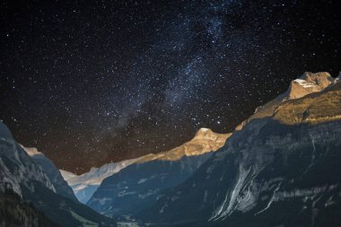 Dağların güzel gece manzarası
